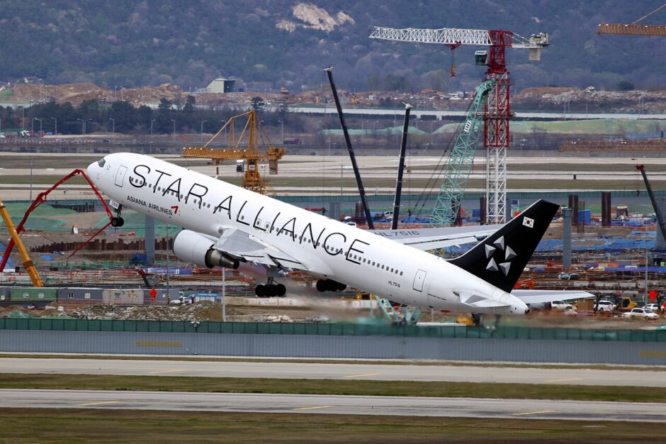 青地にスターアライアンスロゴが入った航空機