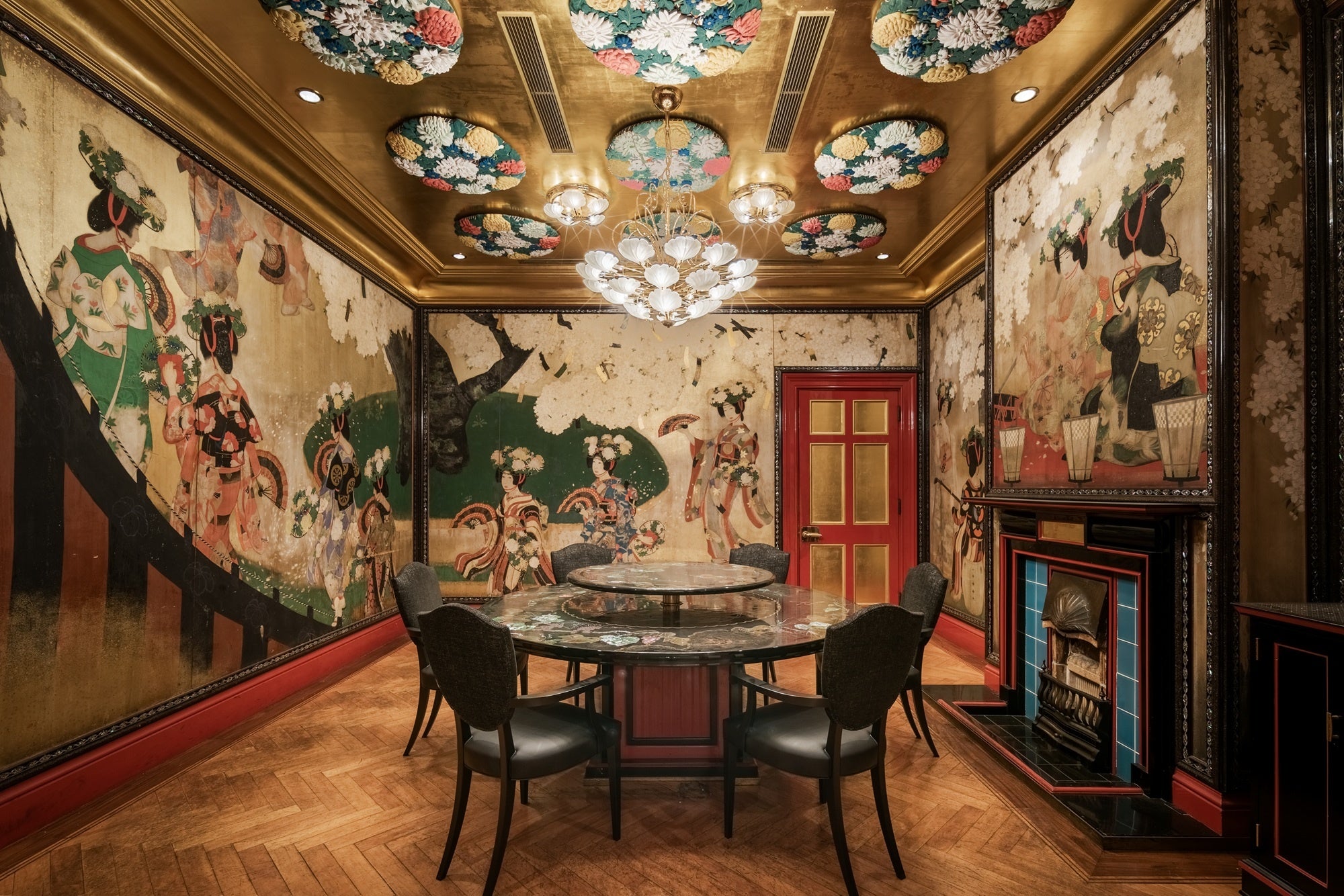 中国料理 旬遊紀の個室。壁画と装飾天井に囲まれた空間です