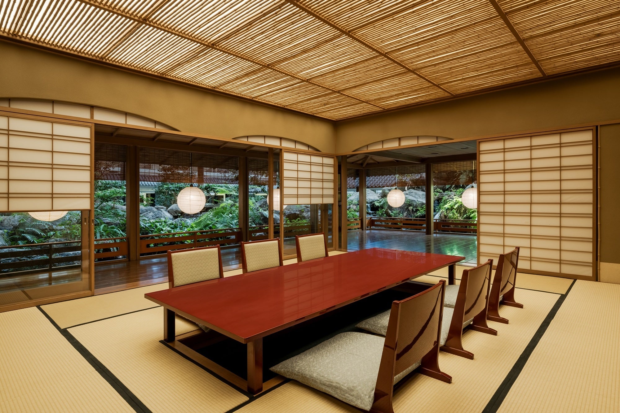 料亭 渡風亭。純日本建築の座敷から庭を望みます