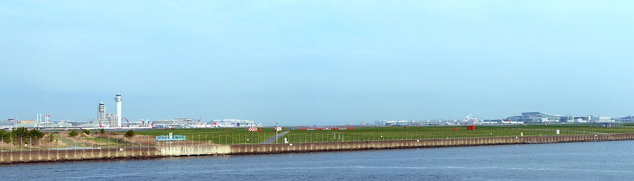 対岸から見た羽田空港