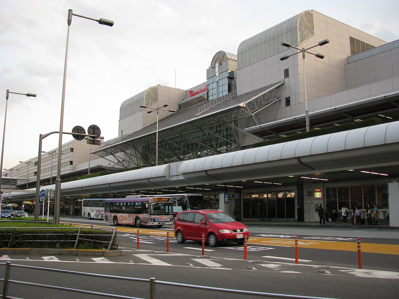 羽田空港第1ターミナルの車寄せ