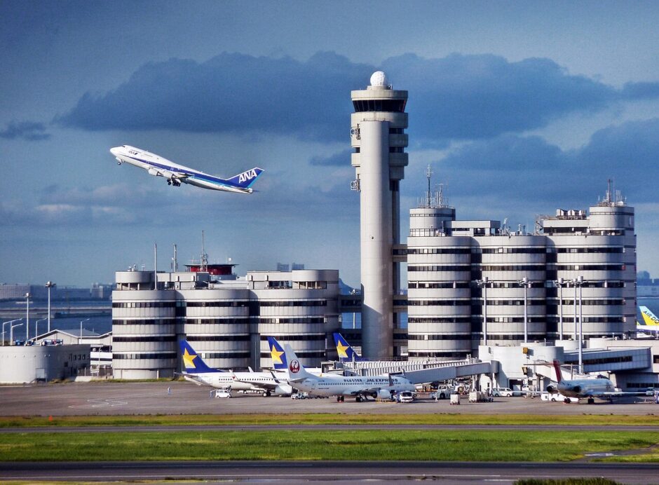 羽田空港第1ターミナルと管制塔