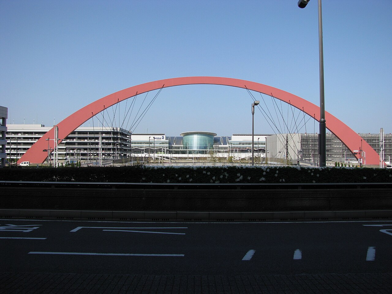 羽田空港第2ターミナルと赤いアーチ