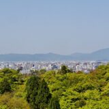 京都の寺院と伝統建築が立ち並ぶ風景