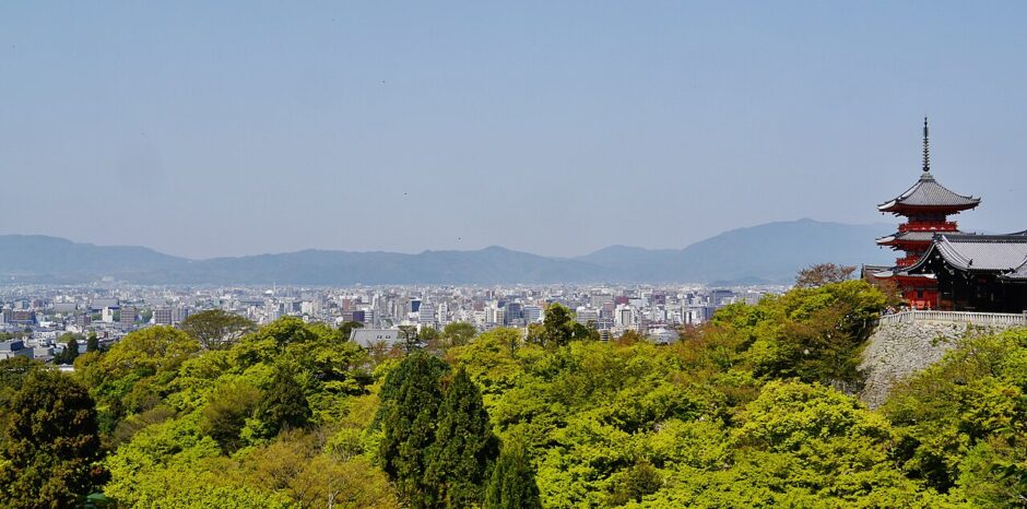 京都の寺院と伝統建築が立ち並ぶ風景