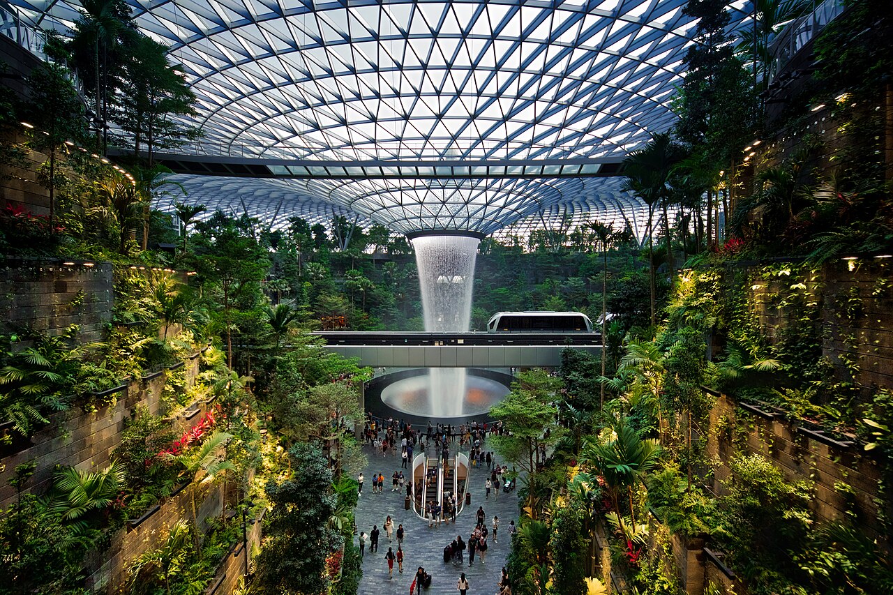 チャンギ空港に隣接する「ジュエル」。乗り継ぎ時間の楽しみです