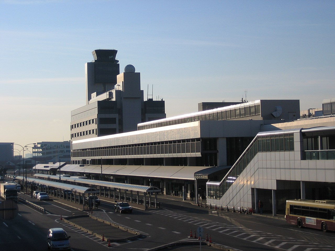 伊丹空港のターミナル外観