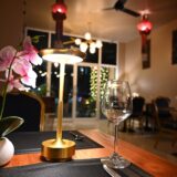 夜のレストランのテーブルとワイングラス