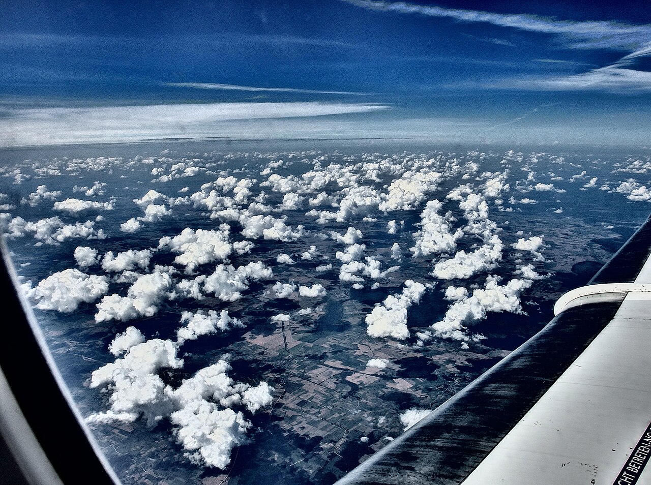 青空を飛ぶ旅客機