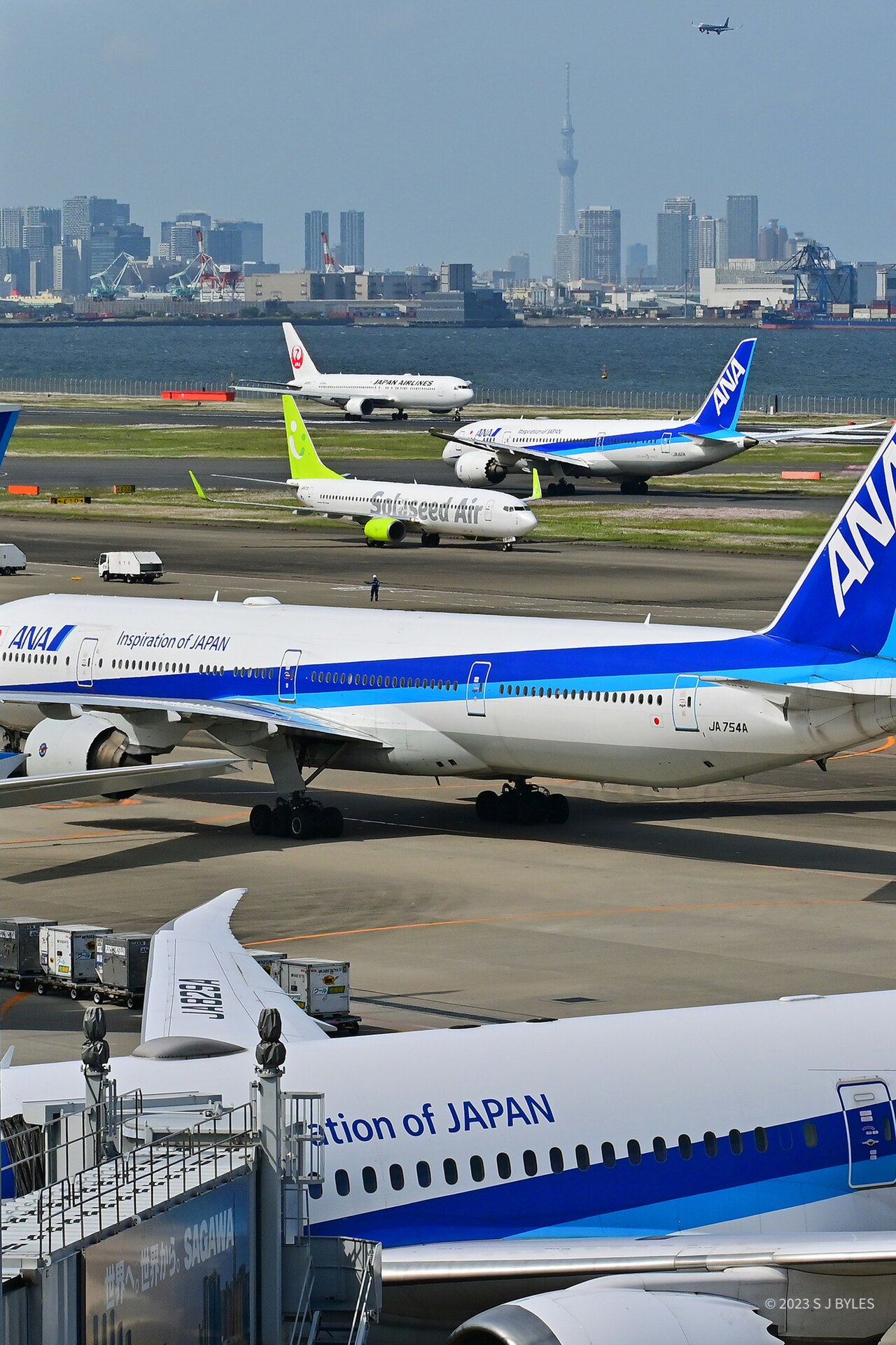 羽田空港のエプロンと東京の街並み