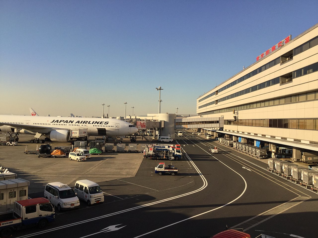 羽田空港第1ターミナルのエプロンとJAL機