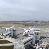 羽田空港第1ターミナル北ウイングの搭乗橋とJAL機