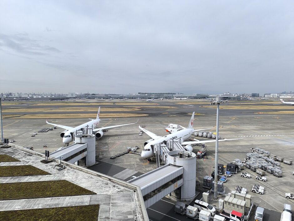 羽田空港第1ターミナル北ウイングの搭乗橋とJAL機