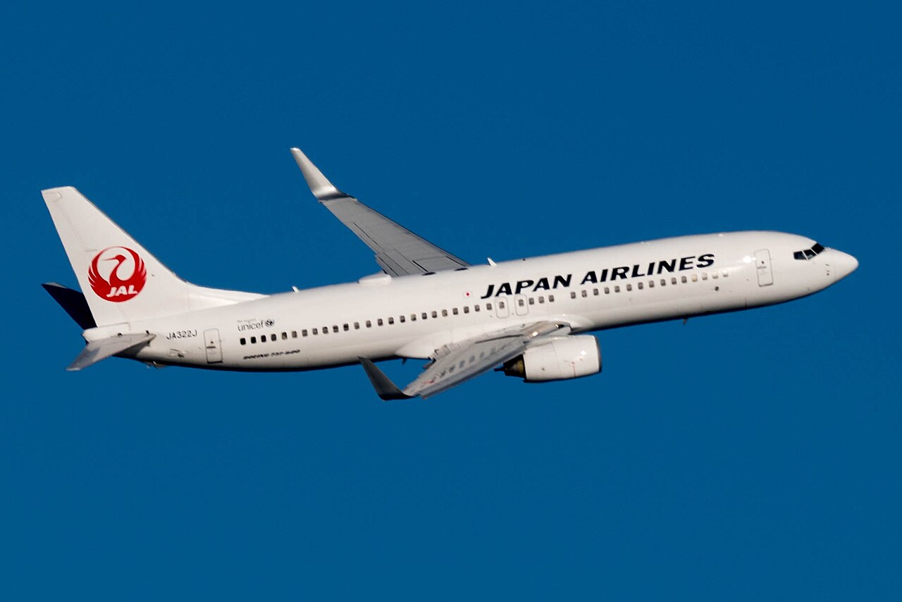 離陸するJALのボーイング737-800