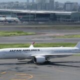 羽田空港を走行するJALのエアバスA350-900
