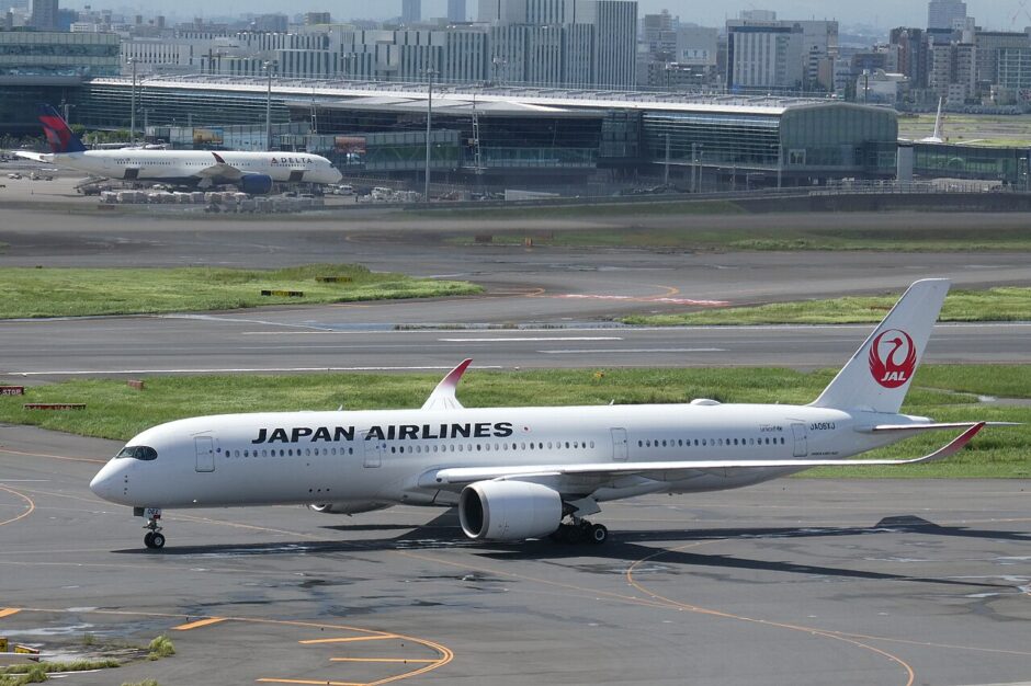 羽田空港を走行するJALのエアバスA350-900