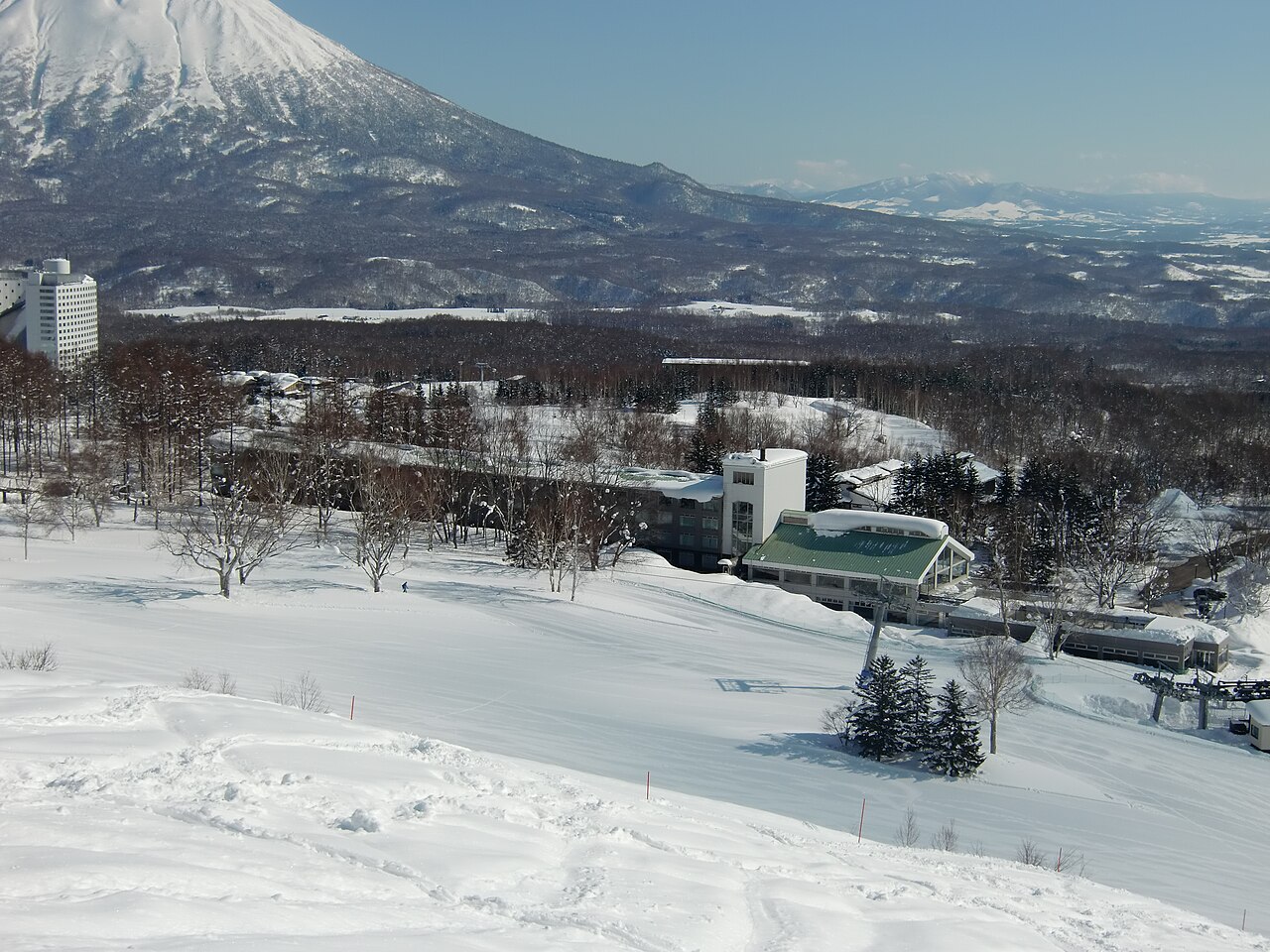 雪が積もったスキー場と奥に見える山