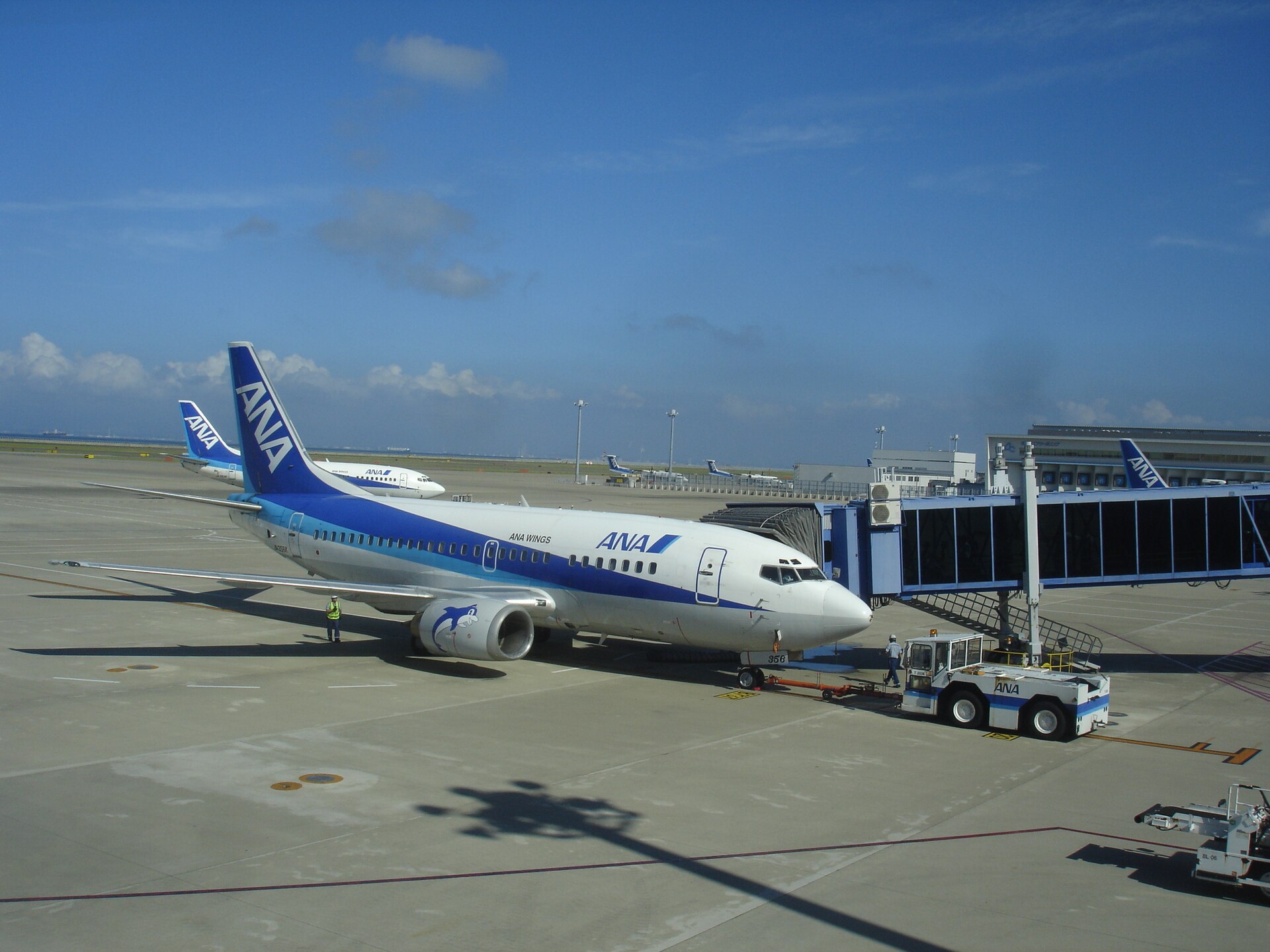 セントレアのスポットに駐機するANAの旅客機。ボーディングブリッジが接続されている